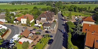 Reisemobilstellplatz - Grauwasserentsorgung - Retzow (Landkreis Havelland) - Bäckerei Plentz mit Stellplatz auf rechter Seite - Stellplätze Holzofenbäckerei Plentz