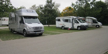 Reisemobilstellplatz - öffentliche Verkehrsmittel - Lingenau - Womo auf westlichem (PW) Parkfeld, bei wenig Personenwagen toleriert. - Stellplatz am Wonnemar Sonthofen