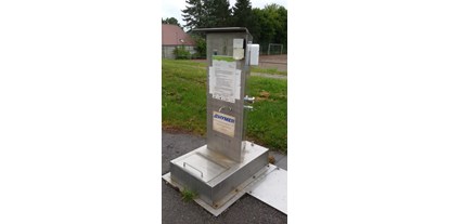 Reisemobilstellplatz - Entsorgung Toilettenkassette - Hülben - Entsorgungsanlage und Frischwasseranlage - Wohnmobilstellplatz im Wiesental