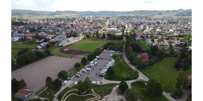 Motorhome parking space - Schwäbische Alb - Wohnmobilstellplatz mit Sicht auf die Stadt Münsingen - Wohnmobilstellplatz im Wiesental