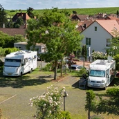 Espacio de estacionamiento para vehículos recreativos - Unser Reisemobilstellplatz aus der Vogelperspektive. - Stellplatz am Weingut Helmut Schreieck