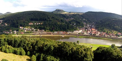 Reisemobilstellplatz - Umgebungsschwerpunkt: Berg - Huntířov - Luftaufnahme von Königstein/Sachsen von der rechten Elbseite aus - Stellplatz am PanoramaHotel Lilienstein