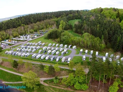Place de parking pour camping-car - WLAN: am ganzen Platz vorhanden - Hesse - Mitten in der Natur, direkt am See und doch nur 100 Meter vom Ort Entfernt! - Reisemobilhafen Twistesee