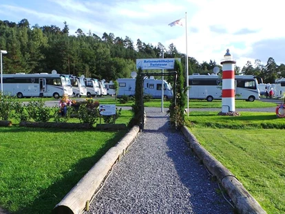 Parkeerplaats voor camper - Zugang zu den Stellplätzen - Reisemobilhafen Twistesee