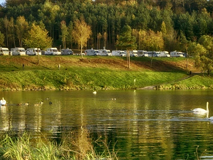 Motorhome parking space - Bademöglichkeit für Hunde - Vom Stellplatz haben Sie einen wunderschönen Blick über den Twistesee - Reisemobilhafen Twistesee