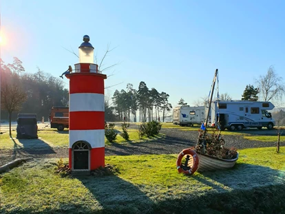 Place de parking pour camping-car - Der Leuchtturm vom Twistesee ist sehr beliebt und mittlerweile das Wahrzeichen vom Stellplatz geworden. - Reisemobilhafen Twistesee