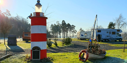 Reisemobilstellplatz - Der Leuchtturm vom Twistesee ist sehr beliebt und mittlerweile das Wahrzeichen vom Stellplatz geworden. - Reisemobilhafen Twistesee