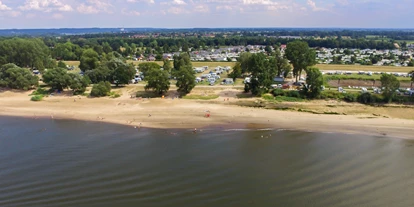 Plaza de aparcamiento para autocaravanas - Art des Stellplatz: bei Gaststätte - Seevetal - Lage direkt an der Elbe - Wohnmobilpark Stover Strand bei Hamburg an der Elbe