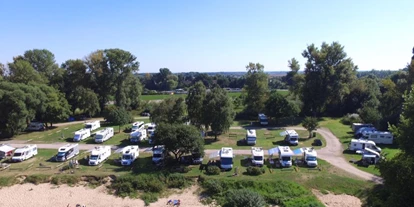 Posto auto camper - Umgebungsschwerpunkt: Stadt - Barsbüttel - Wohnmobilstellplatz an der Elbe mit direktem Blick auf die Elbe - Wohnmobilpark Stover Strand bei Hamburg an der Elbe