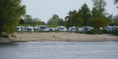 Reisemobilstellplatz - Stromanschluss - Lüneburg - Wohnmobilpark Camping Stover Strand mit Badestrand  - Wohnmobilpark Stover Strand bei Hamburg an der Elbe