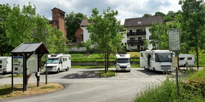 Parkeerplaats voor camper - Art des Stellplatz: bei Gewässer - Freudenberg (Main-Tauber-Kreis) - Einfahrt - Parkplatz Hofwiese