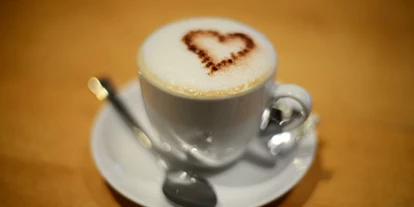 Parkeerplaats voor camper - Seesen - Geniessen Sie Kaffee-Spezialitäten wie Cappuccino, Latte Macchiato, Espresso oder einen schlichten Becher Kaffee - die Bohnen kommen von der kleinen Kaffee-Rösterei Braun, Aschaffenburg, mit Herz & Leidenschaft geröstet! - Hotel & Wirtshaus Sauer