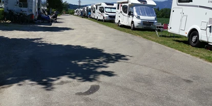 Plaza de aparcamiento para autocaravanas - Wohnwagen erlaubt - Bärschwil - Über die Feiertage wurde temporär erweitert - Stellplatz Eichholz / Gerlafingen 