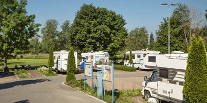 Reisemobilstellplatz - Umgebungsschwerpunkt: Therme(n) - Betzenweiler - (c) Touristikmarketing Bad Buchau - Wohnmobilstellplatz Am Kurpark
