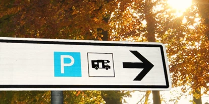 Place de parking pour camping-car - Art des Stellplatz: ausgewiesener Parkplatz - Unterföhring - Wohnmobilstellplatz Stadt Dachau  - Dachau Obere Moosschwaigestraße P5
