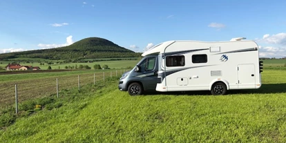 Place de parking pour camping-car - Art des Stellplatz: Sportstätte - Mělník - Am Stellplatz - Říp - Mnetěš