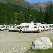 Espacio de estacionamiento para vehículos recreativos - Area attrezzata sosta Camper Tschaval