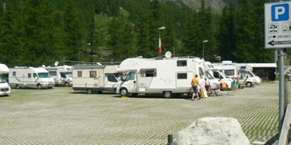 Plaza de aparcamiento para autocaravanas - Hunde erlaubt: Hunde erlaubt - Gressoney la Trinité - Area attrezzata sosta Camper Tschaval