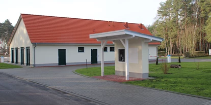 Reisemobilstellplatz - Umgebungsschwerpunkt: am Land - Gutenswegen - Sanitärgebäude - Stellplatz - La Porte Bertingen