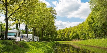 Reisemobilstellplatz - Isselburg - Auf unserem Camping finden Sie 7 Felder mit ausreichend Platz für, bis zu 60 touristischen Campingplätze. Die Stellplätze sind ausgestattet mit einem Wasser- und Abwasseranschluss und 6 (oder 10) Ampère Stromanschluss. Etwas Besonderes sind die Stellplätze, direkt an der ''Keizersbeek'' gelegen. Das heißt, an einem Wasserlauf wo Sie ihre Angel auswerfen können, direkt von Ihrem Stellplatz aus.  - Camping Lansbulten