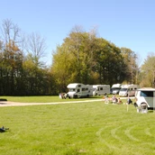 Espacio de estacionamiento para vehículos recreativos - Camping "Les Grottes"  ***Swisscamp. Location bungalows, Swiss-Yourtes, Mobil-Home. Visite des Grottes et du Préhisto-Parc de Réclère. - Camping "Les Grottes"