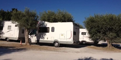 Place de parking pour camping-car - WLAN: nur um die Rezeption vorhanden - Italie - Area Sosta del Verde