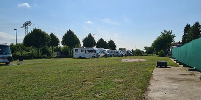 Place de parking pour camping-car - Wohnwagen erlaubt - Garz (Vorpommern-Rügen) - Stellplatz - Parkplatz / Stellplatz mit Strom für WoMo und co. in Stralsund, M/V 