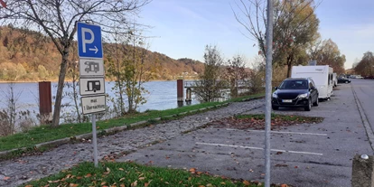 Place de parking pour camping-car - Art des Stellplatz: eigenständiger Stellplatz - Eging am See - Wohnmobilstellplatz Donaupromenade