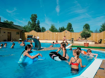 Plaza de aparcamiento para autocaravanas - Swimmingpool - Wohnmobilpark Wulfener Hals