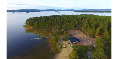 Posto auto camper - öffentliche Verkehrsmittel - Bjuråker - Vogelsicht über Haupthaus mit Strand und Campingplatz im Wald - Norra Dellen Familjecamping
