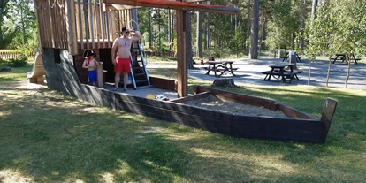 Reisemobilstellplatz - Angelmöglichkeit - Järvsö - Spielplatz mit Piratenschiff direkt beim Restaurant - Norra Dellen Familjecamping