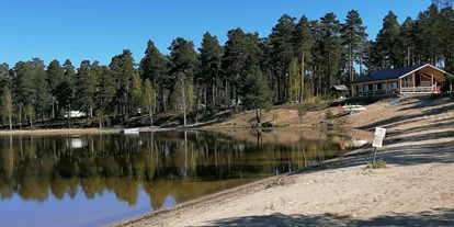 Parkeerplaats voor camper - Sauna - Gävleborg - Rezeption mit Restaurant und Terrasse mit herrlichem Ausblick oberhalb vom Sandbadestrand - Norra Dellen Familjecamping