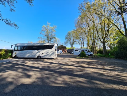 RV park - Stellplatz Spundwand - Wohnmobilhafen Elbepark Bunthaus Hamburg