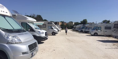 Plaza de aparcamiento para autocaravanas - Marina di Pisa-tirrenia-calambr - Area Sosta Camper Marina di Pisa