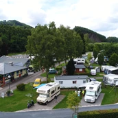 Parkeerplaats voor campers - Wohnmobil-Stellplätze am Eingang des Camping - Camping Bleesbrück