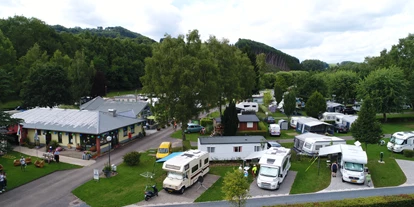 Reisemobilstellplatz - Umgebungsschwerpunkt: Fluss - Müllerthal - Wohnmobil-Stellplätze am Eingang des Camping - Camping Bleesbrück