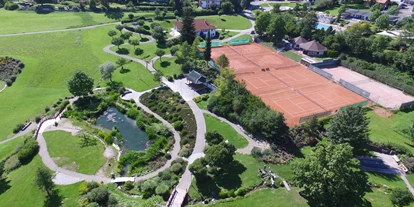 Reisemobilstellplatz - Umgebungsschwerpunkt: am Land - Bräunlingen - Japanischer Garten mit Tennisplatz - Stellplatz am Freibad