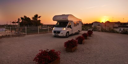 Reisemobilstellplatz - SUP Möglichkeit - Andalusien - Entrada atardecer - Camper Park Playas de Luz