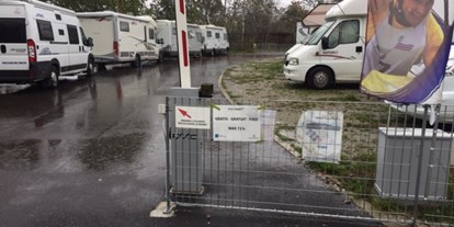 Motorhome parking space - Hallenbad - Italy - Area Sosta Parco Fluviale