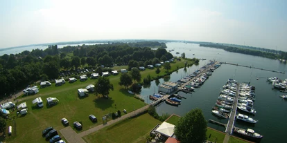 Reisemobilstellplatz - Umgebungsschwerpunkt: Fluss - APPELTERN - Lufbild Wohnmobilstellplätze, Jachthafen, Gaststätte und See - Jachthaven 't Loo