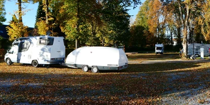 Place de parking pour camping-car - Tennis - Marsberg - Große Fahrzeuge können auch dem angegliederten Parkplatz stehen. - Wohnmobilhafen Brilon