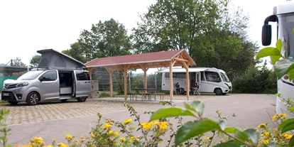 Reisemobilstellplatz - Wohnwagen erlaubt - Bergatreute - Stellplatz mit Überdachung - Stellplatz am Dethleffs Werk