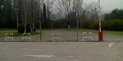 Plaza de aparcamiento para autocaravanas - Art des Stellplatz: eigenständiger Stellplatz - San Felice del Benaco - Parcheggio Via Preite