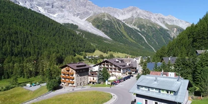 Parkeerplaats voor camper - Umgebungsschwerpunkt: Fluss - Sent - Check In im Hotel Alpina  - Alpina Mountain Resort