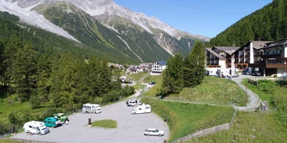 Plaza de aparcamiento para autocaravanas - Hallenbad - Sent - Alpina Mountain Resort