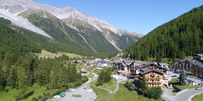Plaza de aparcamiento para autocaravanas - Sauna - Italia - Alpina Stellplatz mit San. anlage - Alpina Mountain Resort