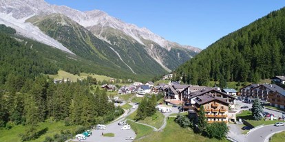 Motorhome parking space - Duschen - Italy - Alpina Stellplatz mit San. anlage - Alpina Mountain Resort