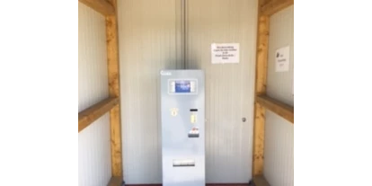 Posto auto camper - Barßel - Der Check-IN Automat. Hier können Sie zu jeder Zeit anreisen und bezahlen. Nach dem bezahlen wird Ihnen eine Karte von dem Automaten augehändigt womit Sie Strom, Wasser und Duschen und die Toiletten benutzen können.  - Stellplatz am Bernsteinsee