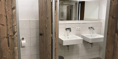 Reisemobilstellplatz - Loßburg - Allgemeinbadbereich - Waschplätze & WC - Almruhe "Die erste Alm im Nordschwarzwald"