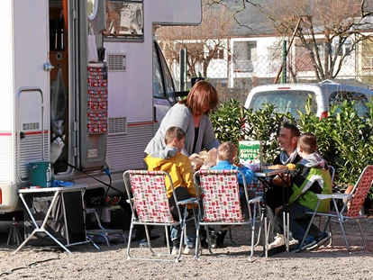 Parkeerplaats voor camper - Familien-Frühstück - Wohnmobil-Stellplatz Lörrach-Basel